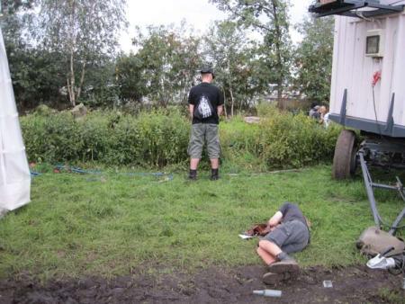 Metaller, die auf Brüste starren