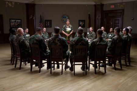 Männer, die auf Ziegen starren